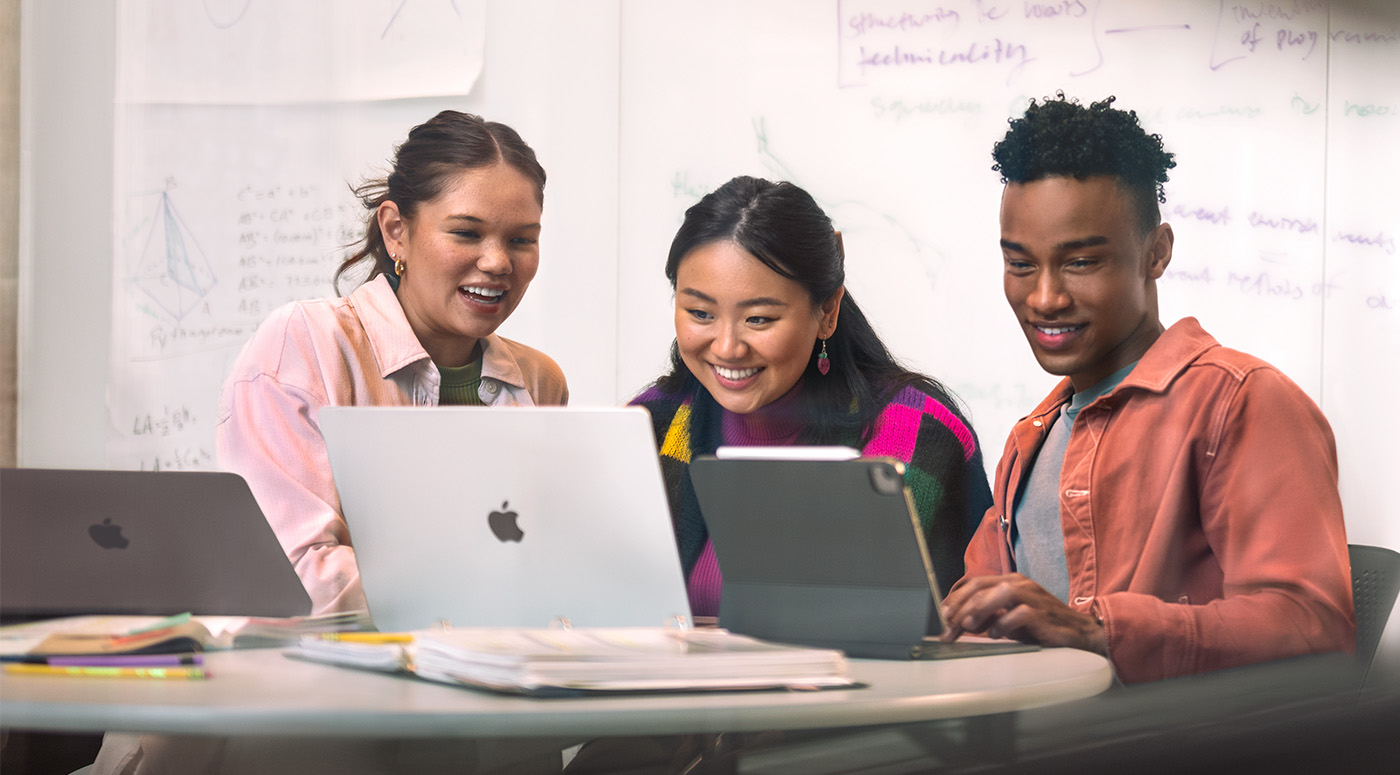 Swift Coding Club 小组在 iPad 和 Mac 上工作。